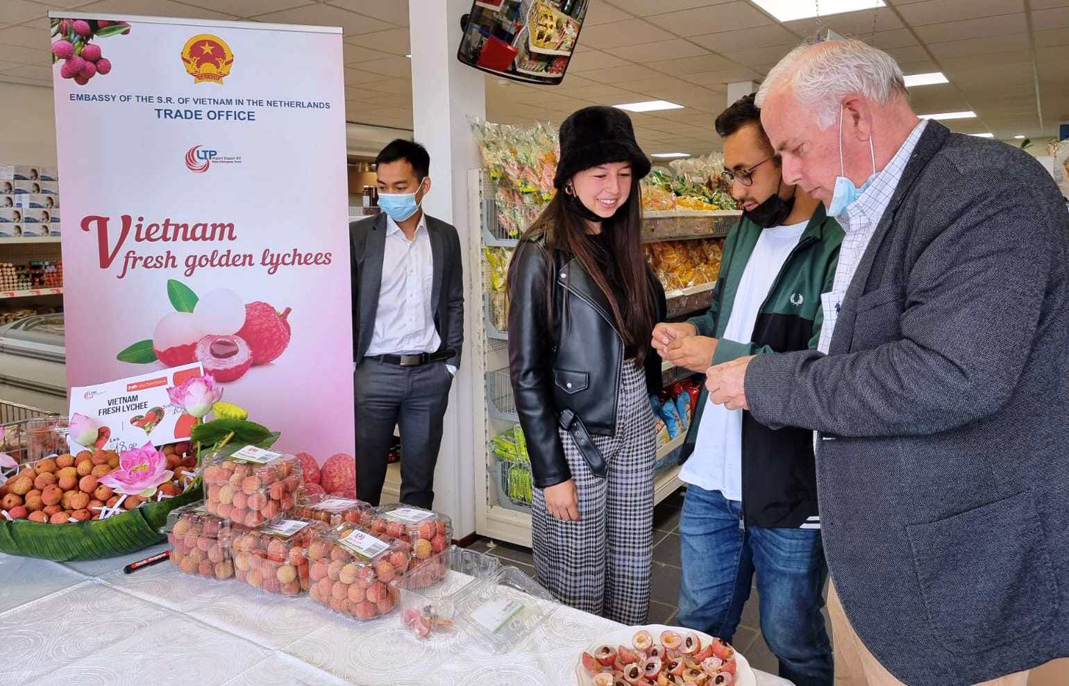 Vải thiều Việt Nam gây ấn tượng mạnh tại Paris, Pháp